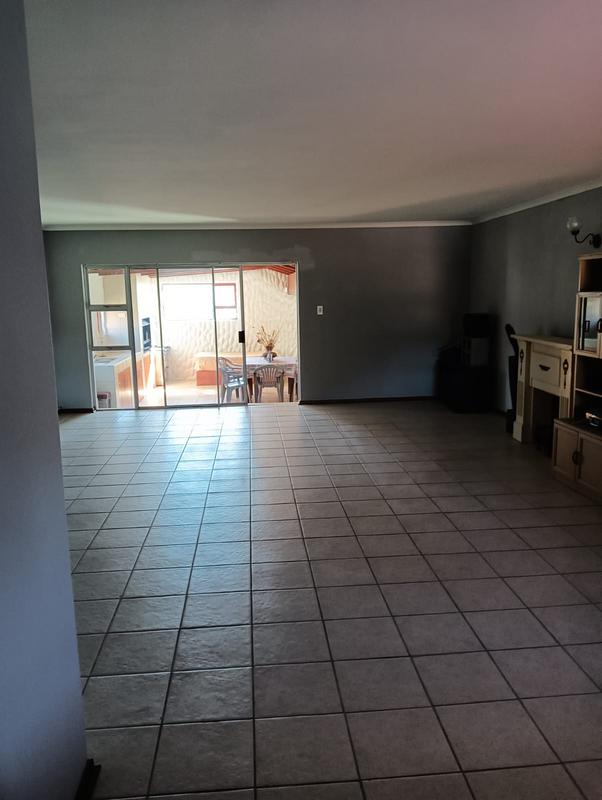 4 Bedroom Property for Sale in Uitenhage Eastern Cape